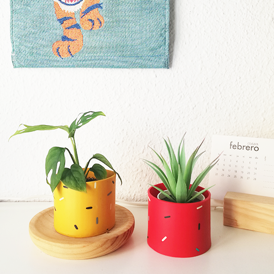 macetas confetti rojo amarillo calendario